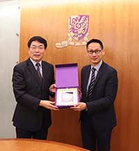 Professor Edwin Chan of CUHK (right) presents a souvenir to Professor Ren Lijian of Southeast University